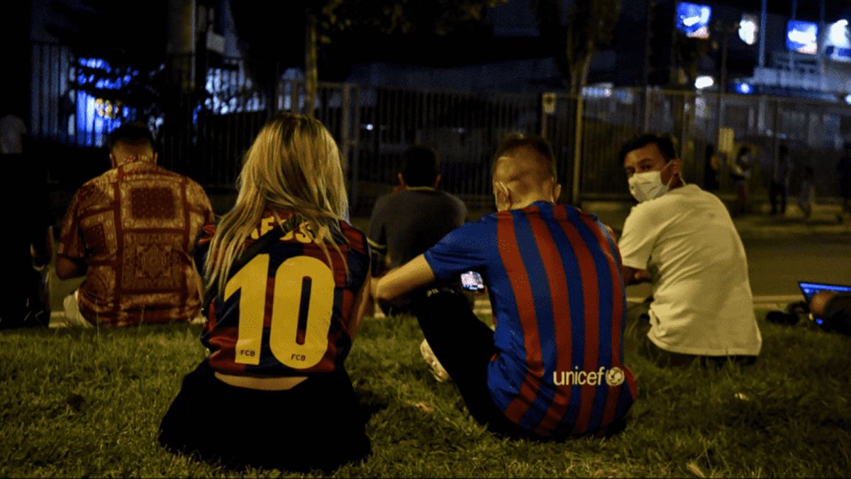 Los hinchas del Barcelona se reúnen en las afueras del Camp Nou ante la salida de Messi.&nbsp;