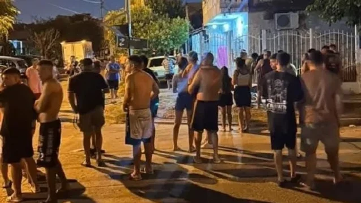 La bronca de los familiares de los delincuentes en Isidro Casanova.