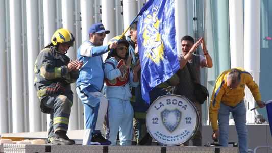 Fernando el Puma Martínez fue recibido en Ezeiza en un autobomba y con bombos y banderas de Boca
