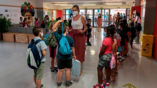 España vuelve a las clases presenciales con el temor por el rebrote del COVID-19