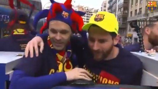 Video: el abrazo de Lionel Messi a Andrés Iniesta, el momento más emotivo de los festejos de Barcelona campeón