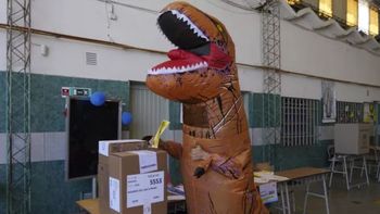 ¿¡Vivo!? El dinosaurio que fue a votar en Rosario y dijo tener más de 65 millones de años