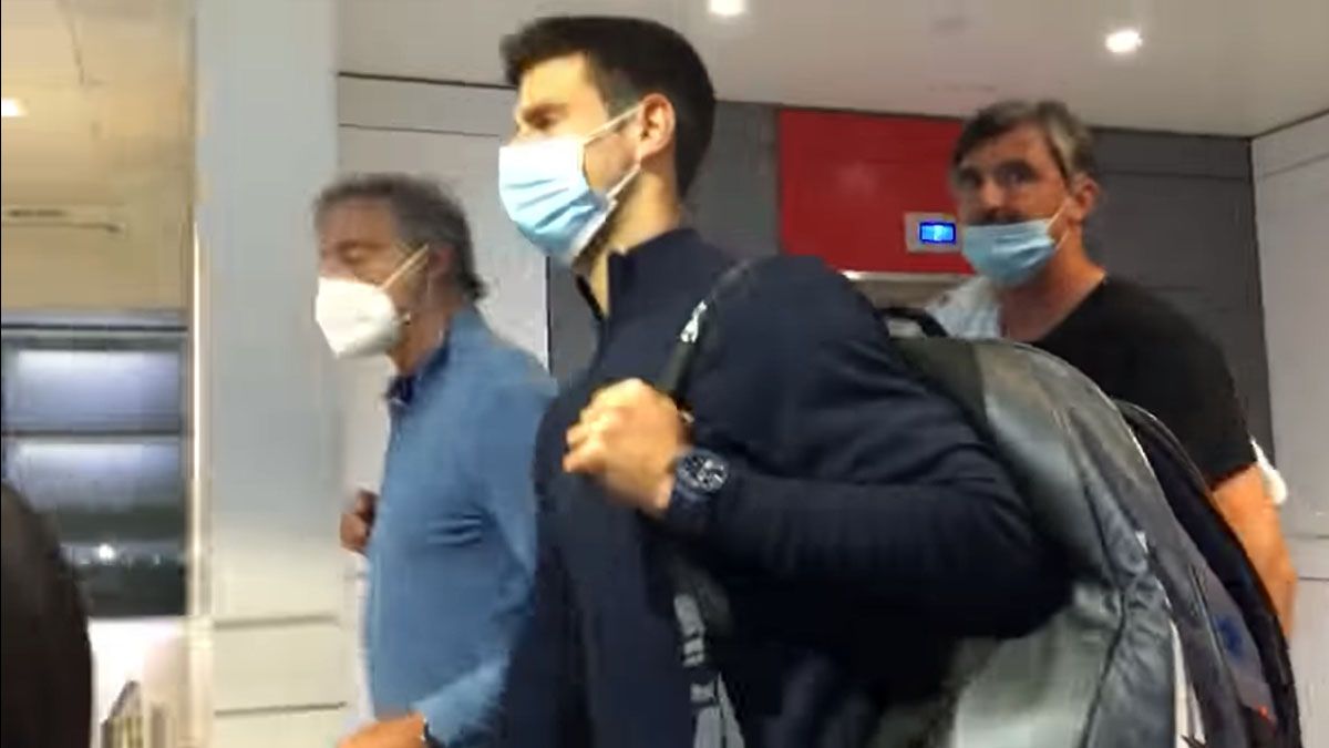 Nole camina por el aeropuerto de Dubai para tomar el vuelo que lo llevó a Serbia (Foto: Pro Iqro News) 