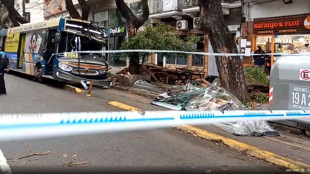 Un colectivo se subió a la vereda