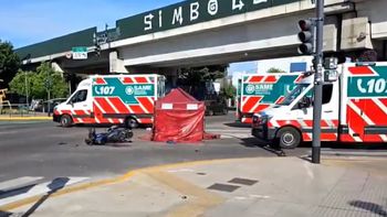 Un brutal accidente entre una moto y un colectivo en Palermo dejó 2 muertos