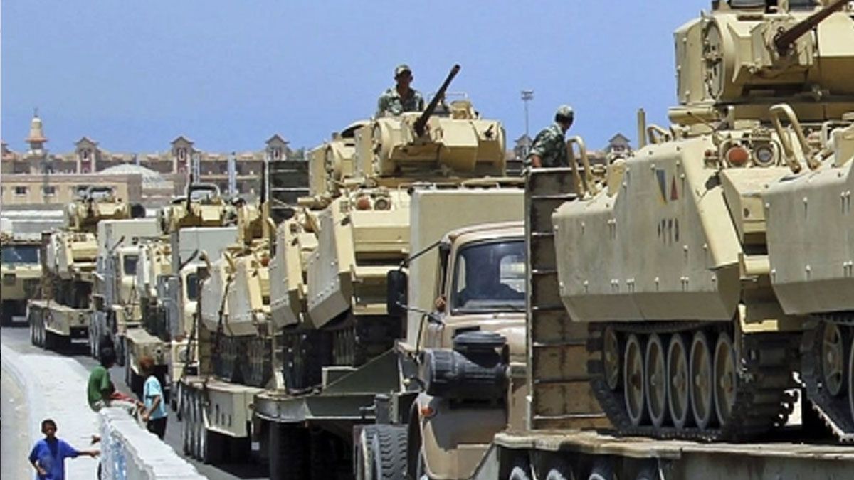 Otra caravana, pero no de ayuda humanitaria. Son tanques israel&iacute;es esperando la orden para invadir la zona de Gaza (Foto: gentileza EuroNews).