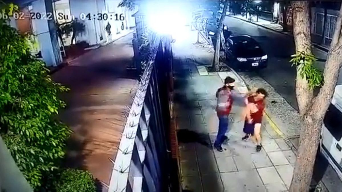 Un hombre atacó con 14 puñaladas a otro hombre de nacionalidad colombiana  para robarle su celular (Foto: captura de video).