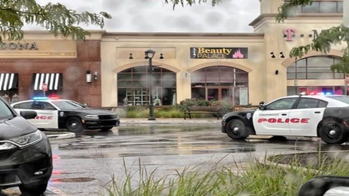 Una persona con un fusil disparó y mató a tres personas en un centro comercial de Indiana