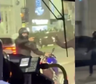 Video: una camioneta blindada frustró un robo de motos y los delincuentes respondieron a los tiros