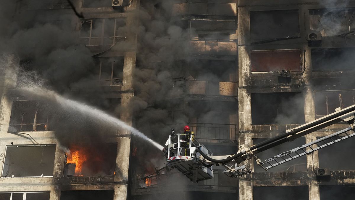Bomberos trabajan en un edificio de apartamentos dañado por bombardeos en Kiev