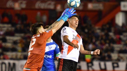 ¿Fue penal? Hoyos chocó a Suárez en el área pero Merlos decidió no cobrar