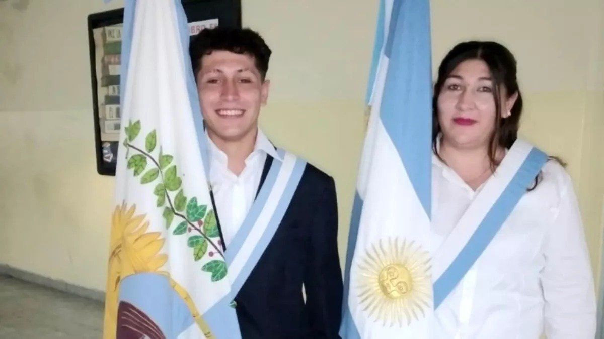 Una mujer y su hijo fueron elegidos abanderados al terminar sus estudios secundarios en Mendoza (Foto: InfoPico).