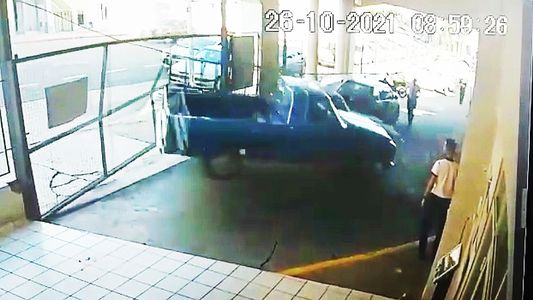 Relatos salvajes: le acarrearon el auto, se negó a pagar la multa y terminó derribando un portón