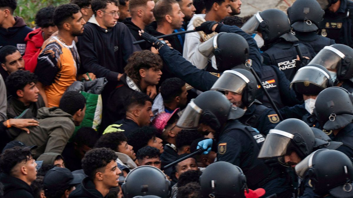 Incidentes entre inmigrantes ilegales y la policía nacional española en Ceuta. (Foto: Reuters)