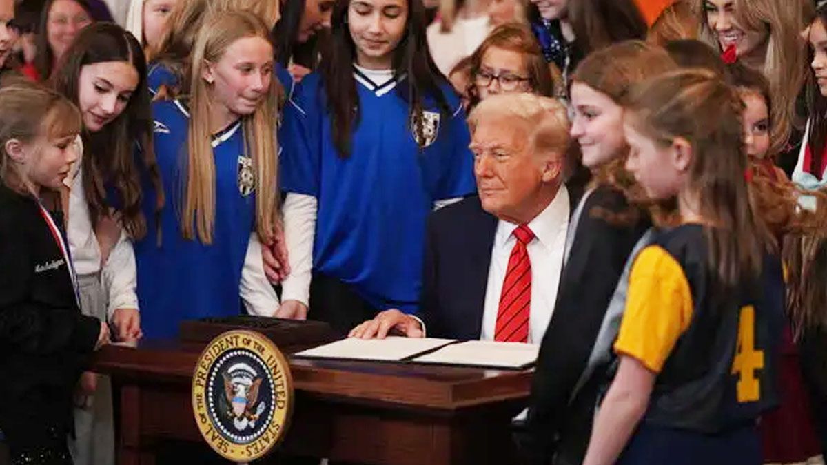 El presidente Trump posa con estudiantes mujeres al momento de anunciar que prohíbe la competencia deportiva con personas transgénero. (Foto:Gentileza NYTimes) 