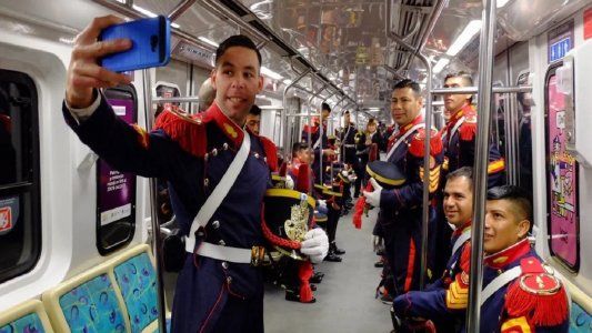 Sorpresa en el subte: los Granaderos fueron al homenaje de San Martín en la línea D