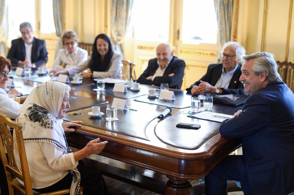 Más gestos: Alberto suspendió acto con militares y recibió a organismos de Derechos Humanos