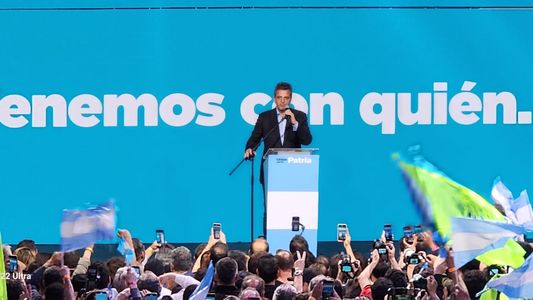Massa festejó el batacazo en un acto con folclore peronista: marcha, choripanes y canciones de cancha