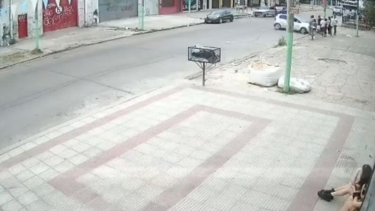 Video: atropelló a un grupo de jóvenes, mató a una chica y los amigos lo lincharon