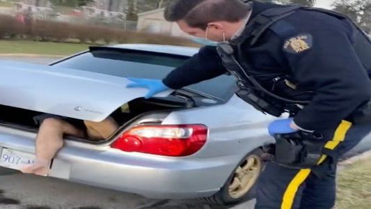 Insólito: descubrió a un hombre desnudo viviendo en el baúl de su auto