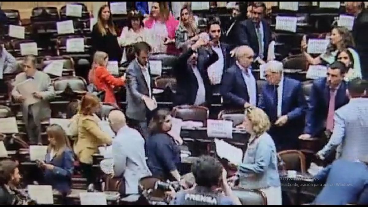 La Cámara de Diputados fue un caos luego de que Juntos por el Cambio no diera quórum y Ritondo se despidiera con gestos obscenos.