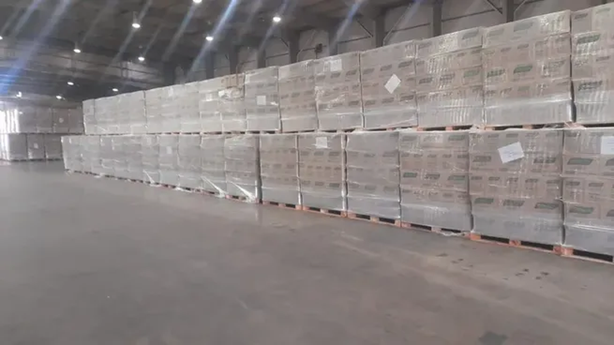 Uno de los galpones donde retienen los alimentos que no entregan. (Foto: Ámbito)
