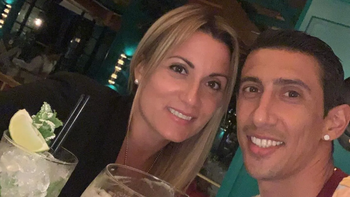 Jorgelina Cardoso sorprendió a Ángel Di María con una bandera en su visita a la concentración