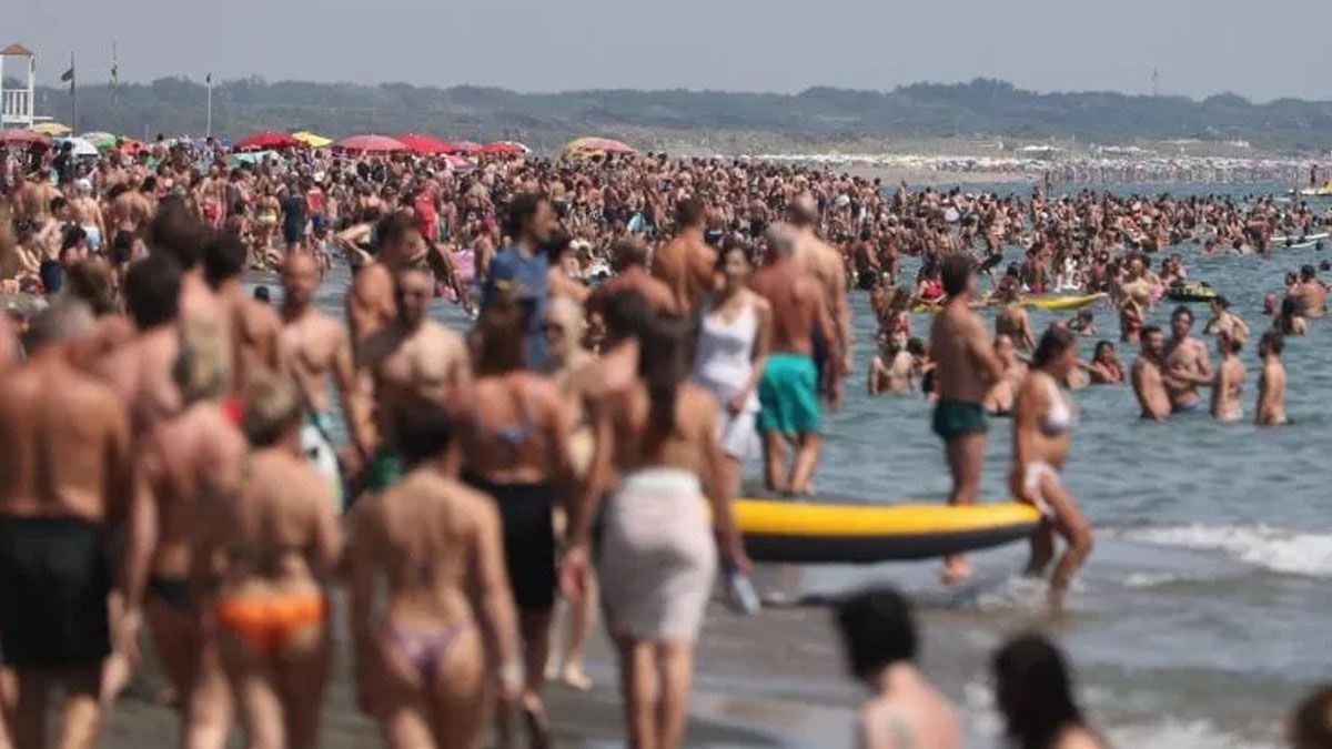 Las payas de Bari, atestadas de gente buscando refrescarse en el mar, en Italia. (Foto: Gentileza Repubblica)