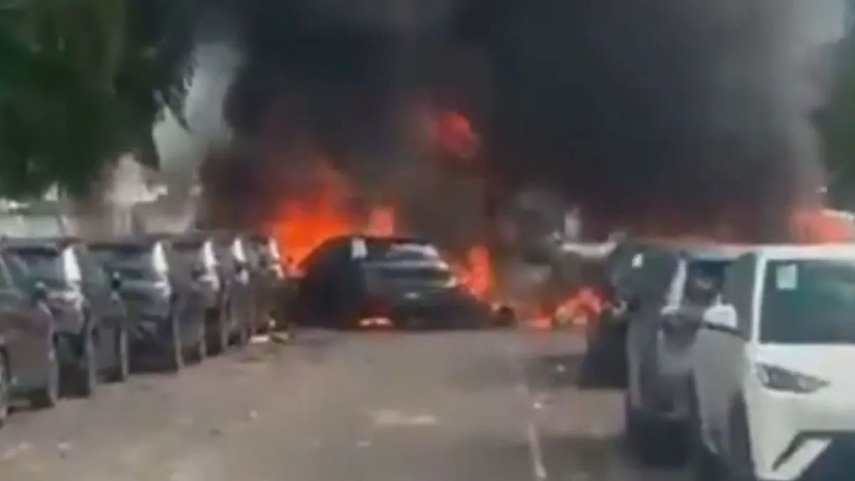 El enorme incendio que provocó al estrellarse el helicóptero con autos en un lugar de estacionamiento. (Foto: Gentileza Globo)