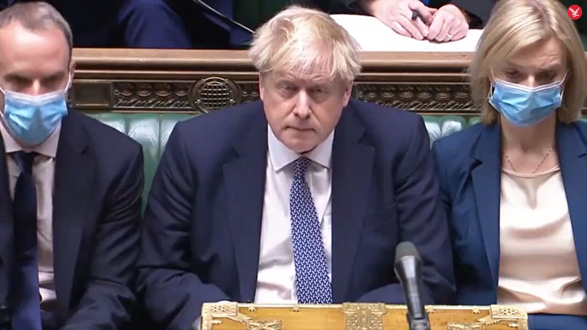 Boris Johnson observa azorado como la oposición califica como ridícula su postura para pedir perdón diciendo que no sabía 