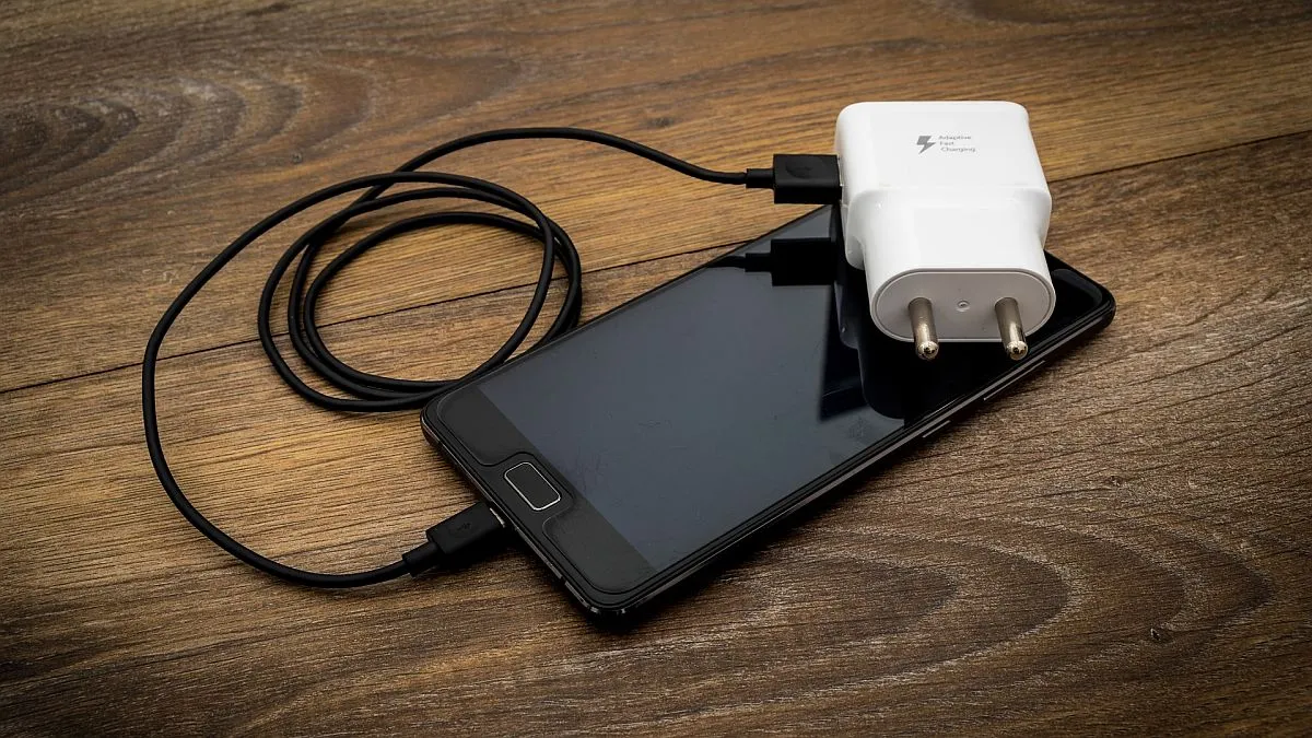 Cargar un celular en superficies blandas