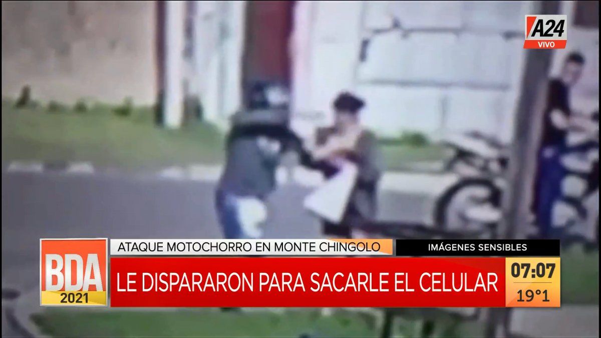 Así le apunta con un arma un motochorro a una mujer para robarle el celular que llevaba encima. (Captura de Tv)