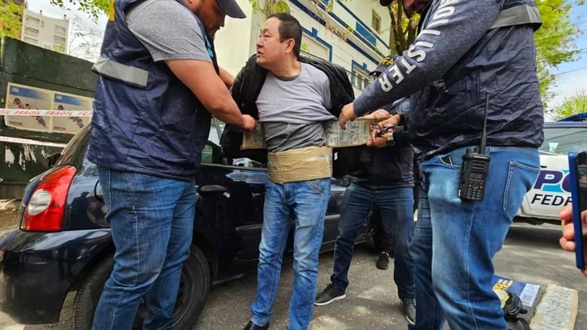 Los ciudadanos chinos con los dólares pegados a su cuerpo. (Foto: archivo)