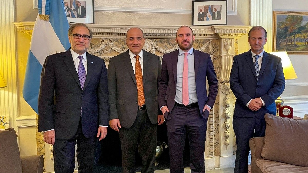 El jefe de Gabinete, Juan Manzur, junto al ministro de Economía, Martín Guzmán, el embajador en los Estados Unidos, Jorge Argüello, y el cónsul, Santiago Villalba, en Nueva York. (Foto: MECON)