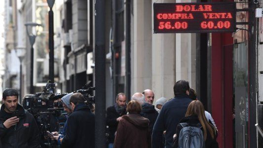 En medio de un clima de fuerte incertidumbre, el dólar superó la barrera de los $60