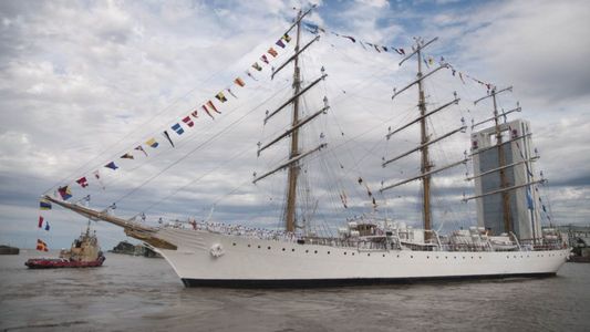 La Fragata Libertad quedó varada y no puede ingresar a Buenos Aires por un sorpresivo paro gremial