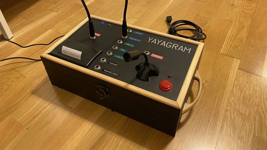 Un joven inventó un ingenioso aparato para comunicarse con su abuela de 96 años