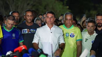 La Justicia brasileña investiga si Flávio Bolsonaro salió del país pese a la prohibición de viajar al exterior. (Foto: Reuters).