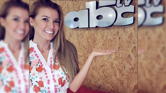 Dallys Ferreira recorre la redacción de Abc TV anunciando su llegada