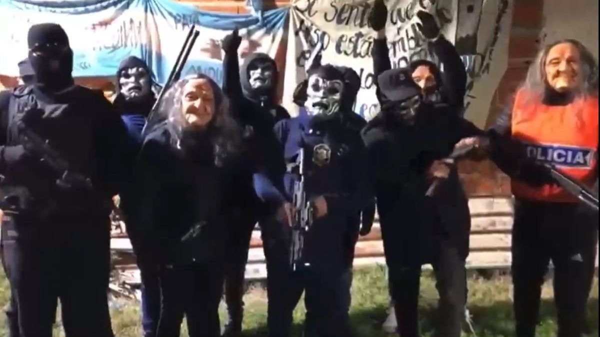 Un grupo de hombres enmascarados que dicen apoyar&nbsp; Juan Pablo “Pata” Medina amenazan al juez que sigue la causa del gremialista.