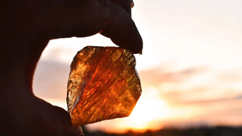La piedra preciosa color naranja que potencia la fertilidad