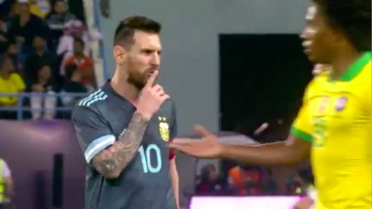 El momento caliente del clásico: Messi mandó a callar a Tite y sus gestos se volvieron virales