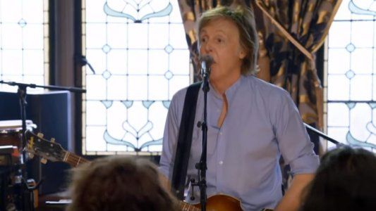 Paul McCartney con James Corden en el Carpool Karaoke: un paseo por su casa de la infancia y un recital sorpresa en un bar de Liverpool