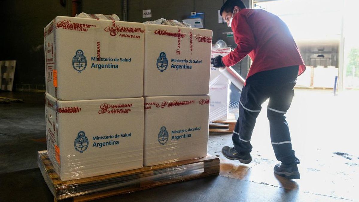 Un trabajador envuelve cajas frigoríficas con dosis de la vacuna contra el COVID-19 para su distribución a las provincias (Foto: Télam)&nbsp;