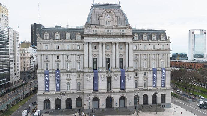 Espiaba menores en camarines, lo descubrieron y se tiró por una ventana: escándalo en el Palacio Libertad