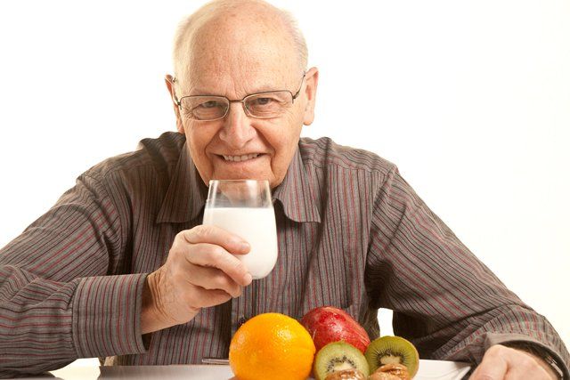 ¿Cómo favorecen los alimentos con fósforo a las personas mayores?