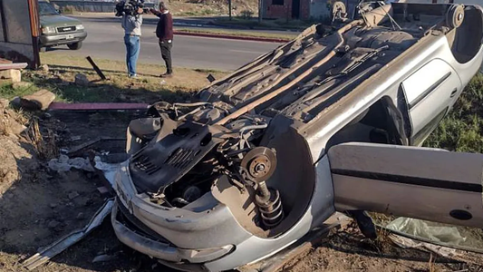 Córdoba: cuatro chicas volcaron y quedaron atrapadas, y en lugar de rescatarlas les robaron todo