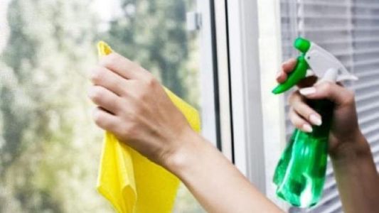 No es vinagre: el ingrediente secreto que tenés en la cocina y ayuda a dejar los vidrios relucientes