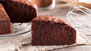 el truco que transforma un bizcochuelo de chocolate casero en una delicia irresistible el truco que transforma un bizcochuelo de chocolate casero en una delicia irresistible