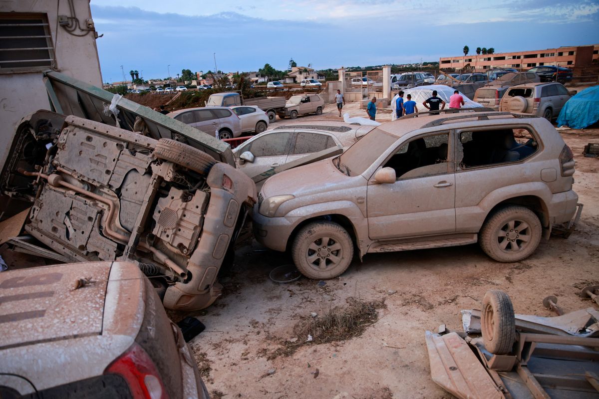 La fuerza del viento provocó destrozos en sectores urbanos y llegó a desplazar y volcar vehículos estacionados. (Foto: Reuters)